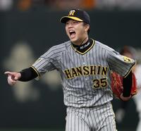 　４回、満塁のピンチで佐々木を打ち取り声を張り上げる才木（撮影・田中太一）