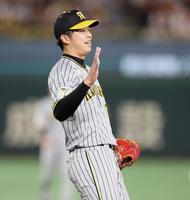 　６回、代打・梶谷を一ゴロにしとめ笑顔の才木（撮影・金田祐二）