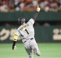 　８回、３ランを放ち喜ぶ森下（撮影・金田祐二）