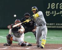 　８回、左中間に先制３ランを放った森下（撮影・中田匡峻）