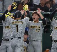 　８回、３ランを放った森下を迎える桐敷（撮影・金田祐二）