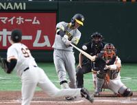 　９回、右越えにソロを放つ小幡（撮影・中田匡峻）