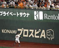 　９回、小幡の放った飛球がライトスタンドのフェンスの内側で跳ね返る（撮影・棚橋慶太）