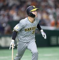 　９回、右越えソロを放つ小幡（撮影・金田祐二）