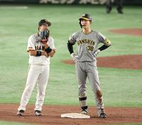 　９回、門脇（左）とリクエスト映像を見ながら話す小幡（撮影・中田匡峻）