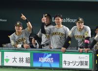 　９回、小幡のリクエスト映像に本塁打を確信した前川（左）と森下（撮影・中田匡峻）