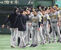 　巨人に勝利し、ナインとタッチを交わす岡田監督（８０）＝撮影・中田匡峻