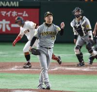 　９回、浅野（後方左）を中飛に抑える岩崎（撮影・中田匡峻）
