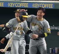 　９回、右越えソロを放った小幡（手前）を手荒く迎える森下（撮影・中田匡峻）