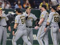 　笑顔でナインを迎える岡田監督（撮影・金田祐二）