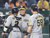 　梅野にウイニングボールをもらい笑顔の岡田監督（撮影・金田祐二）