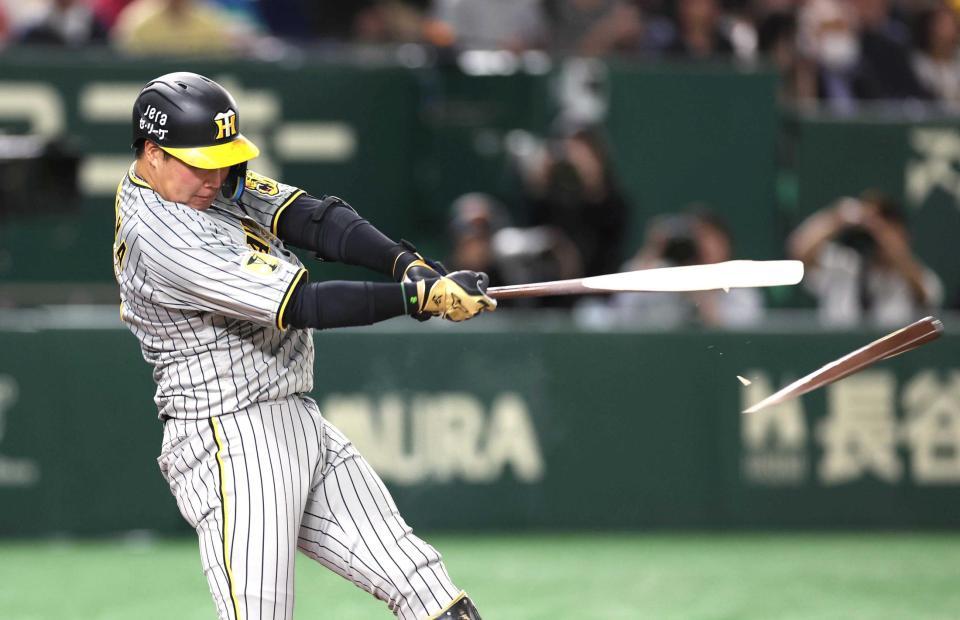 　４回、バットを折りながらも中前打を放つ大山（撮影・金田祐二）