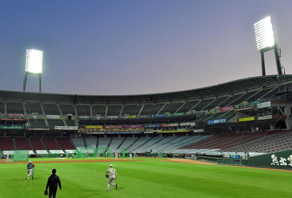 　昨年はマツダスタジアムで２年ぶりとなるナイター練習を行った阪神（２０２３年４月３日）