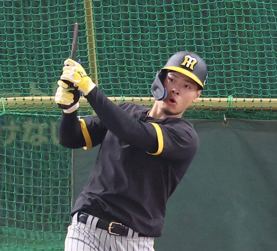 　打撃練習でバットが折れ驚く佐藤輝（撮影・中田匡峻）