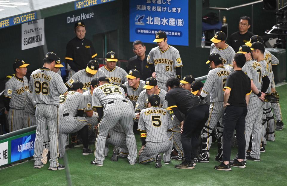 　試合前に円陣を組む阪神ナイン（撮影・棚橋慶太）