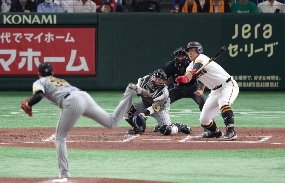 　３回、先制のチャンスで空振り三振に倒れた岡本和（撮影・中田匡峻）