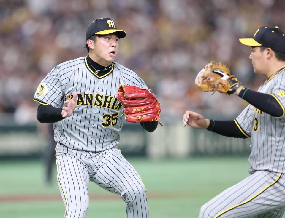 　３回、高橋礼のバントのフライを捕球し、大山と交錯しそうになる才木（撮影・金田祐二）