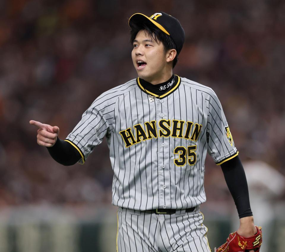 　１回、巨人打線を無失点に抑えた才木は野手陣に声をかけながら引き揚げる（撮影・田中太一）