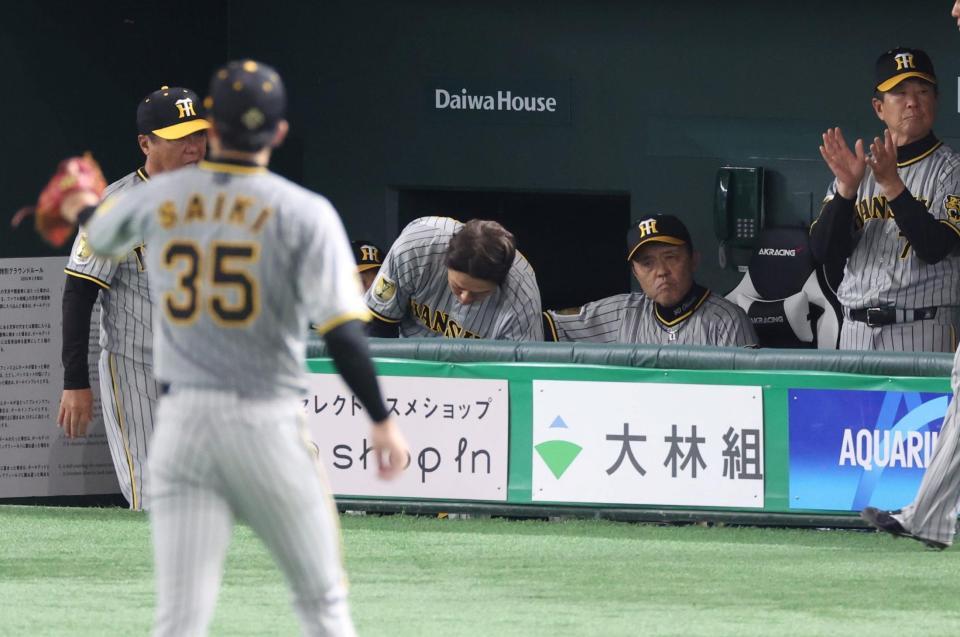 　４回を投げ終えた才木（３５）を見つめる岡田監督（撮影・中田匡峻）