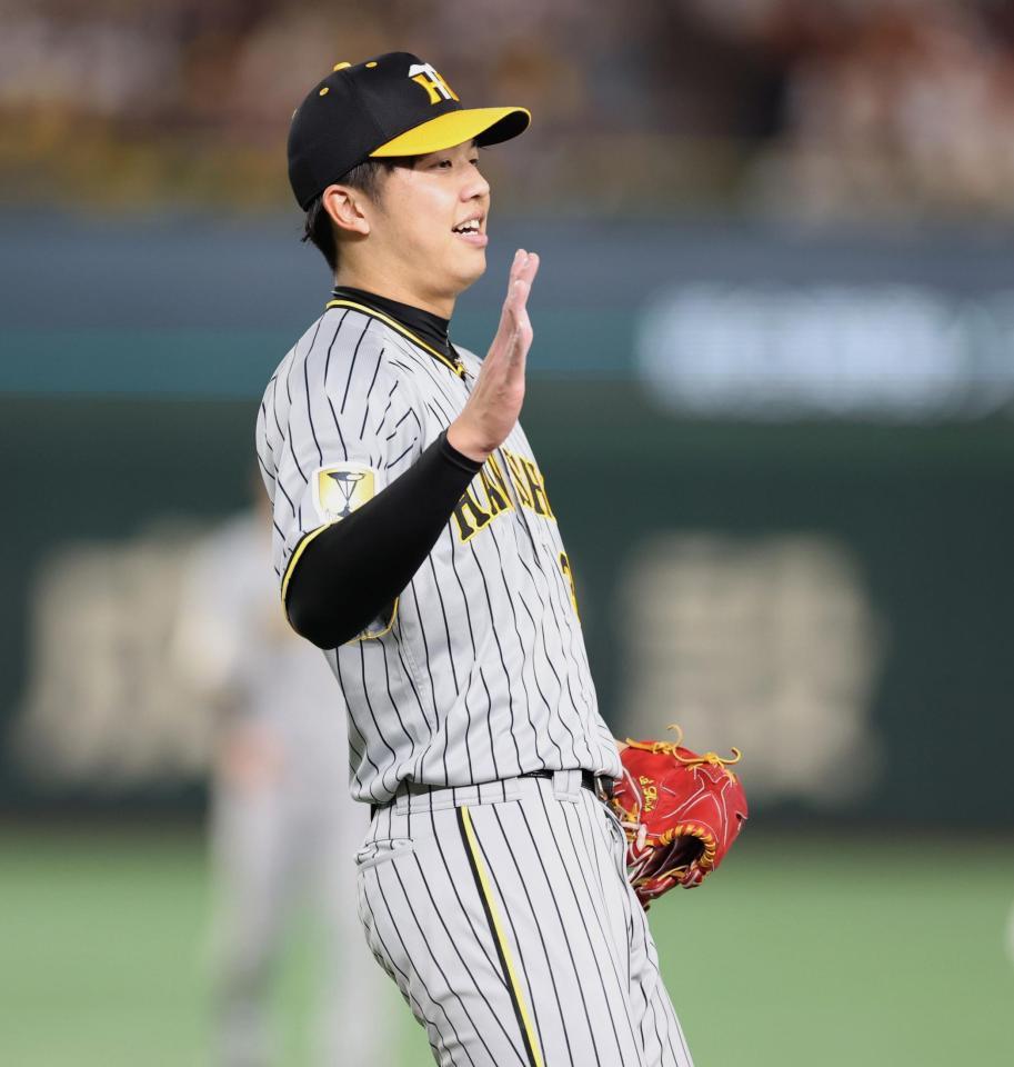 　６回、代打・梶谷を一ゴロにしとめ笑顔の才木（撮影・金田祐二）