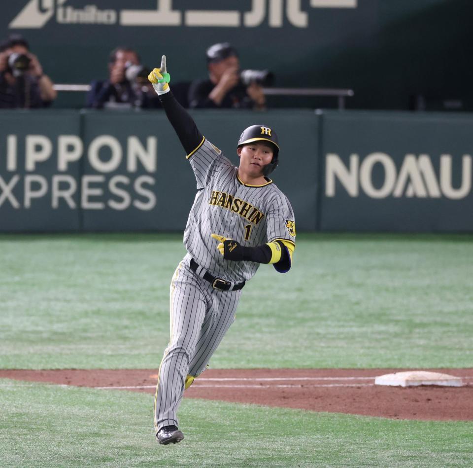 　８回、左中間に今季１号となる先制３ランを放った森下（撮影・中田匡峻）