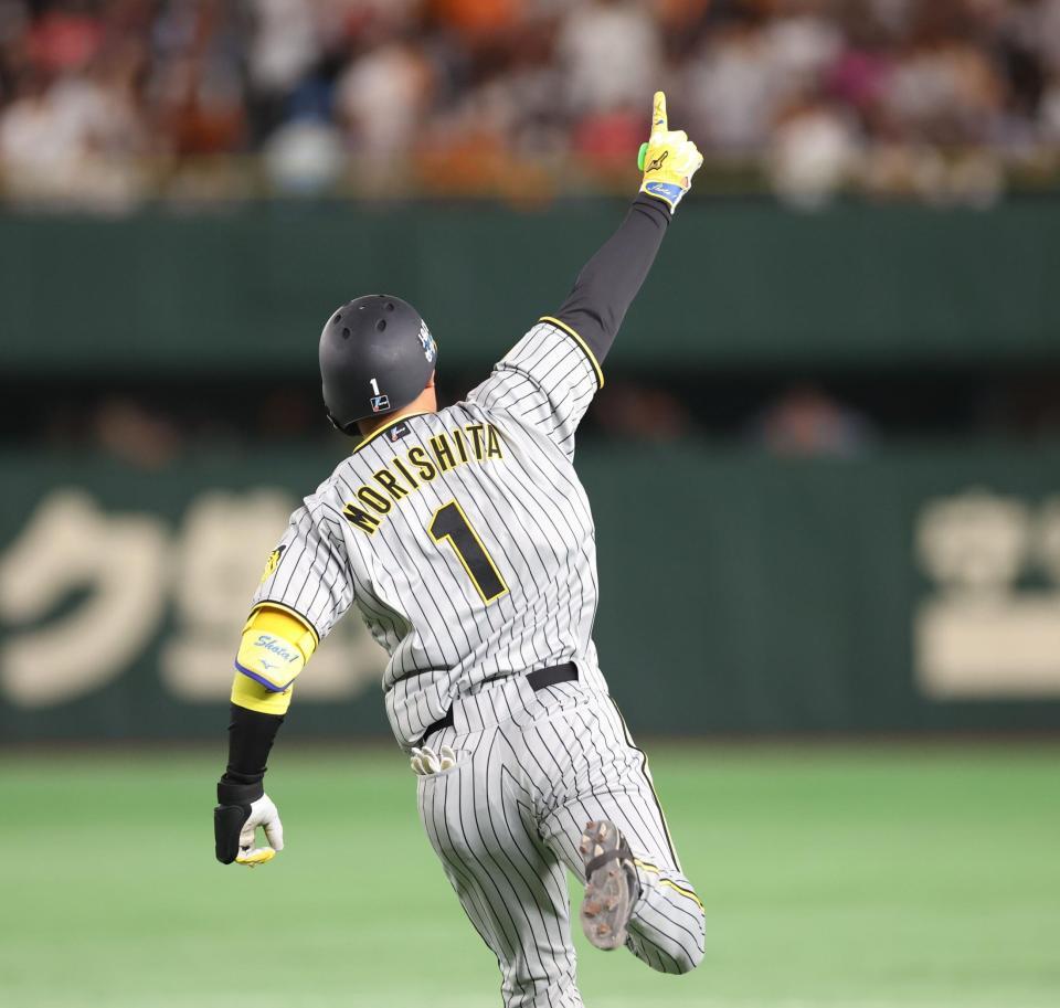 　８回、３ランを放ち喜ぶ森下（撮影・金田祐二）