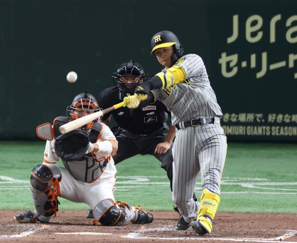 　８回、左中間に先制３ランを放った森下（撮影・中田匡峻）