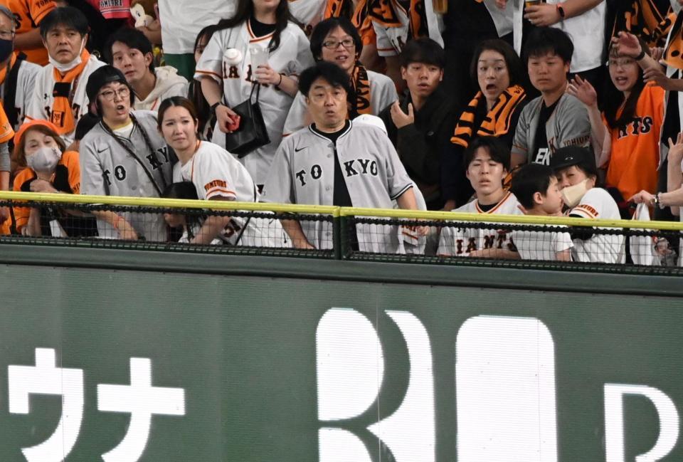 　９回、小幡の放った飛球がライトスタンドのフェンスの内側で跳ね返る（撮影・棚橋慶太）