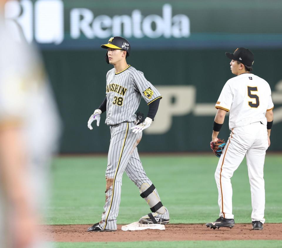 　９回、右越えの打球が二塁打と判定された小幡（撮影・金田祐二）