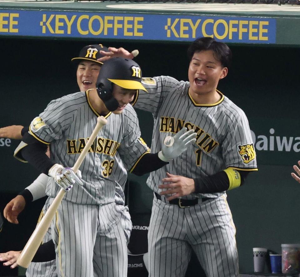 　９回、右越えソロを放った小幡（手前）を手荒く迎える森下（撮影・中田匡峻）