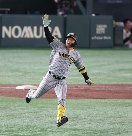 　８回、左中間に今季１号となる先制３ランを放ち、大きく両手を広げ手をたたいた森下（撮影・中田匡峻）