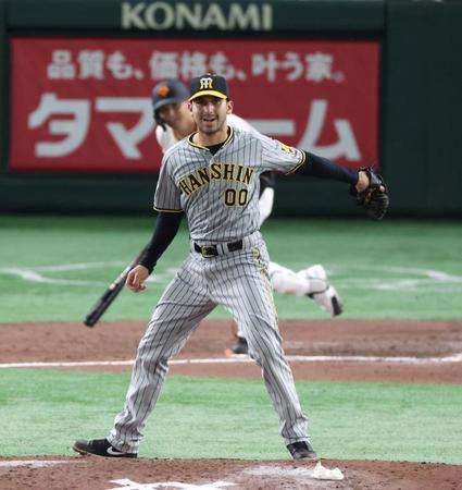 　８回、吉川（後方）を遊ゴロに打ち取り、ピンチを脱したゲラ（撮影・中田匡峻）