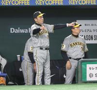 　９回、小幡の打球にリクエストする岡田監督（撮影・金田祐二）