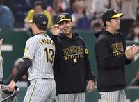 　笑顔で岩崎（１３）を迎えるゲラ（撮影・金田祐二）