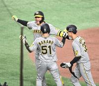 ８回に先制３ランを放ち、雄たけびを上げながら生還する阪神・森下（左）＝撮影・棚橋慶太