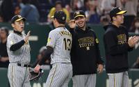 　笑顔で岩崎を迎えるゲラ（撮影・金田祐二）