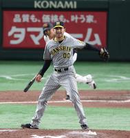 　８回、吉川（後方）を遊ゴロに打ち取り、ピンチを脱したゲラ（撮影・中田匡峻）