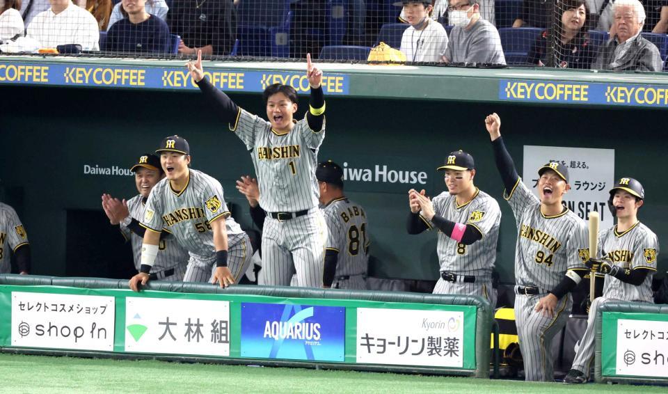 　９回、小幡の判定が二塁打から本塁打に覆り、誰よりも喜ぶ森下（１）＝撮影・中田匡峻