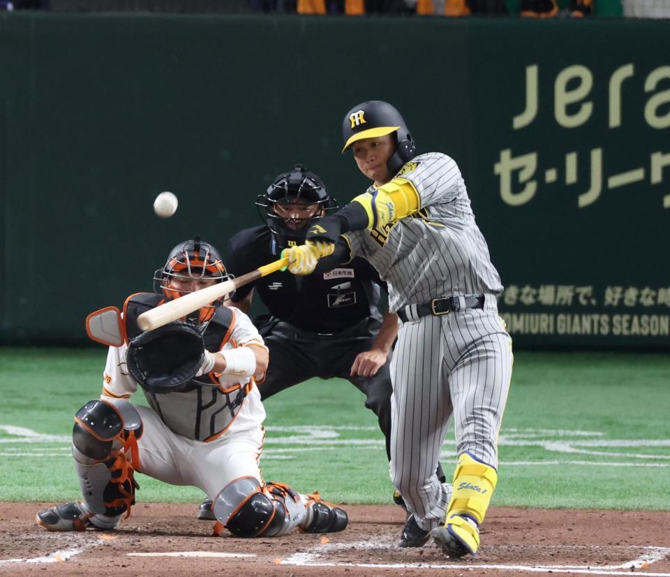 ８回阪神２死一、三塁、森下が先制３ランを放つ（撮影・中田匡峻）