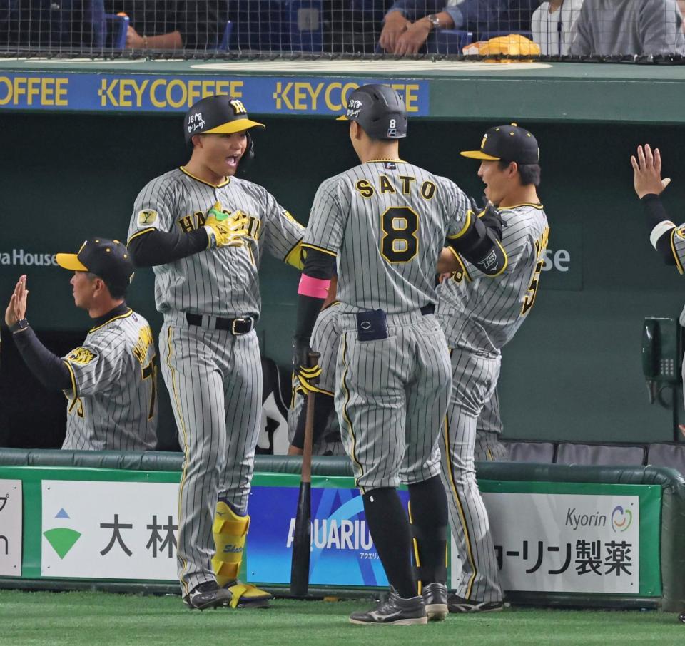 　８回、左中間に先制３ランを放った森下（左）は佐藤輝（８）と前川と大興奮（撮影・中田匡峻）