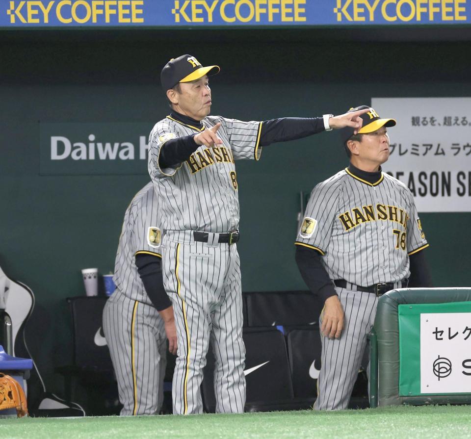 　９回、小幡の打球にリクエストする岡田監督（撮影・金田祐二）