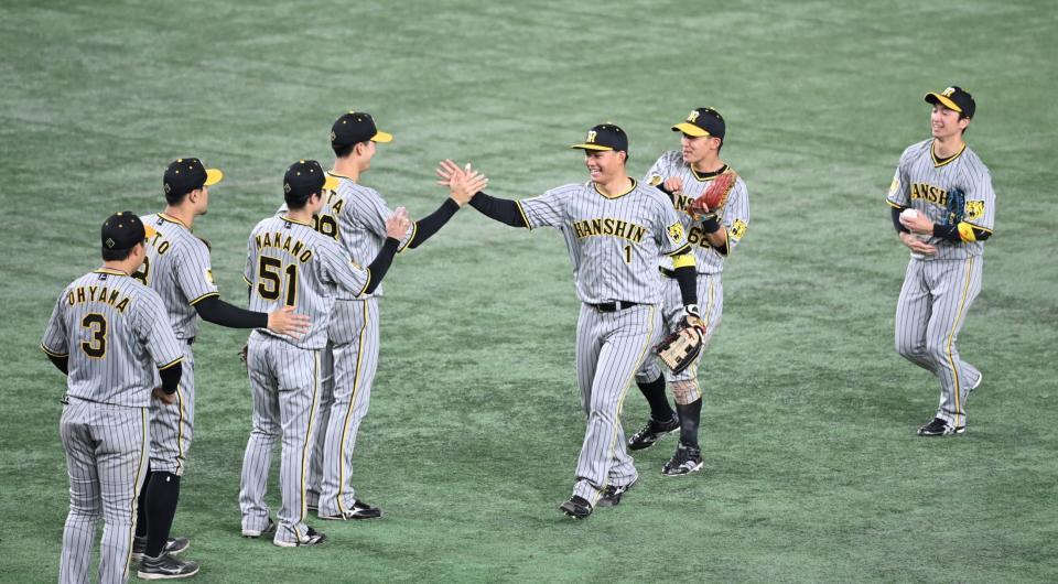 　巨人に勝利しタッチを交わす森下（１）ら阪神ナイン（撮影・棚橋慶太）