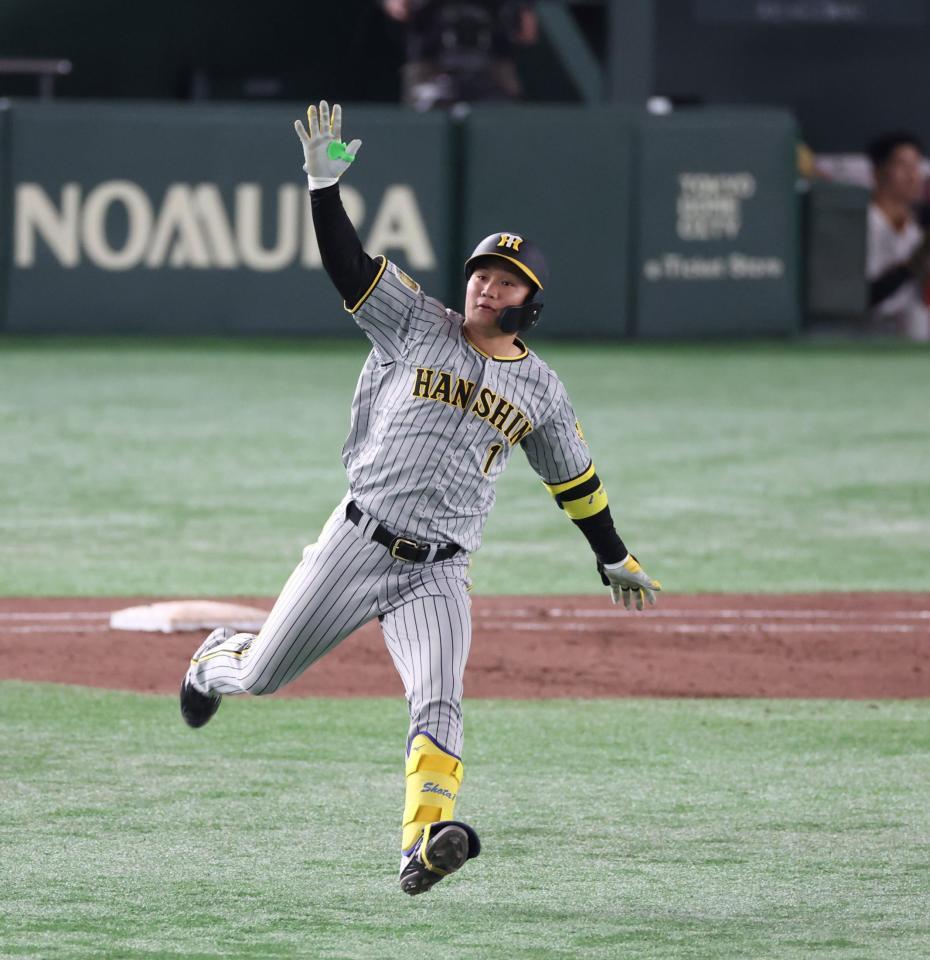 　８回、左中間に今季１号となる先制３ランを放ち、大きく両手を広げ手をたたいた森下（撮影・中田匡峻）