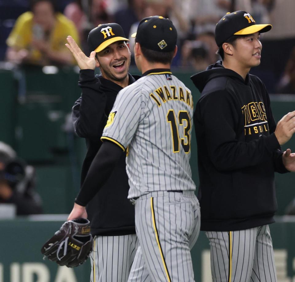 　笑顔で岩崎を迎えるゲラ（撮影・金田祐二）
