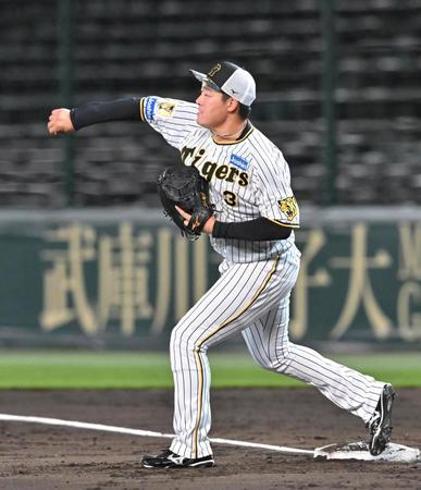 　守備練習で二塁へ送球する大山（撮影・北村雅宏）