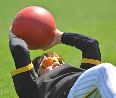 　トレーニングする西勇（撮影・北村雅宏