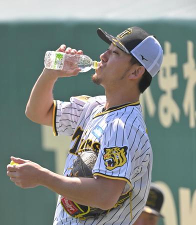 　練習中にペットボトルを口にする伊藤将（撮影・北村雅宏）