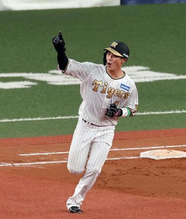 　７回、右越えにソロを放つ木浪（撮影・山口登）