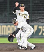 　ノックを受ける大山。奥は原口（撮影・北村雅宏）