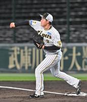 　守備練習で二塁へ送球する大山（撮影・北村雅宏）